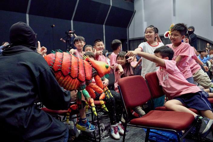 傳藝中心「兒童布袋戲劇本創作推廣計畫」旨在創作能夠引發兒童共鳴，並在教育中兼顧趣味及娛樂性的布袋戲作品。(圖為第一屆得獎作品成果試演現場孩子近距離感受布袋戲的魅力。