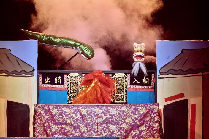 傳藝中心「兒童布袋戲劇本創作推廣計畫」入選作品之劇作家，多為深耕業界多年的創作好手，作品突破傳統充滿童趣。（圖為第一屆優選作品《青瞑的龍蛇無青瞑》演出照）