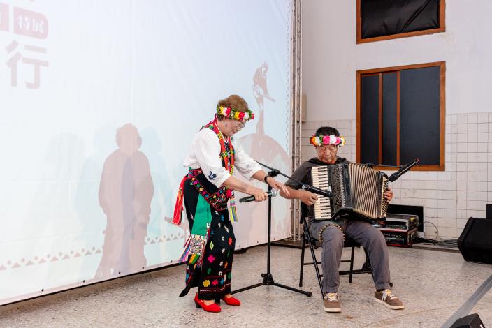 開幕式現場，特別邀請原住民歌手吳花枝搭配製作人鄭捷任攜手現場演出。