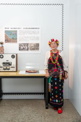 展覽現場，展出1961年8月「民生康樂隊」在鈴鈴唱片錄製的唱片母帶，是原住民族戰後第一次唱片錄音，歷經65年後，歌手吳花枝與她當年錄製的黑膠唱片母帶重逢，歷史意義格外重