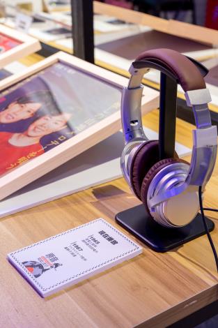 展覽現場，以多媒體播放多首原住民經典流行歌曲。