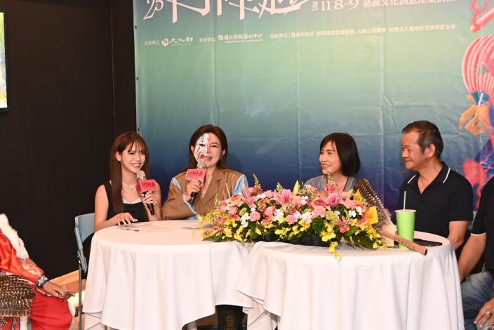 宣傳大使王彩樺及庭庭介紹活動豐富面向及亮點，邀請民眾共襄盛舉、體驗陣頭文化魅力。（國立傳統藝術中心提供）