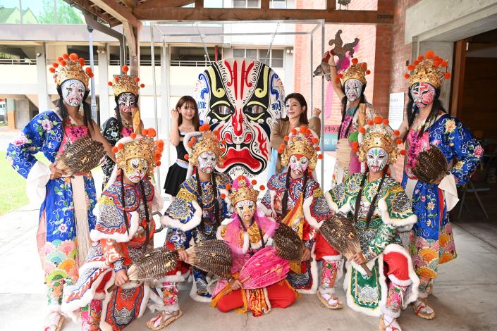 「保庇天后」王彩樺與庭庭母女檔擔任宣傳大使及開幕式主持人，為活動增添親和力。（國立傳統藝術中心提供）