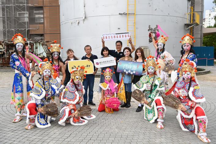 國立傳統藝術中心陳悅宜主任(後排左5)與活動顧問林茂賢(後排左4)、策展人蕭湧達(後排右5)、嘉義市政府文化局秘書陳嘉麗(後排左3)、宣傳大使王彩樺(後排右4)及庭庭(後排右3)、表演團隊嘉邑山海鎮民俗藝術團合影。（國立傳統藝術中心提供）