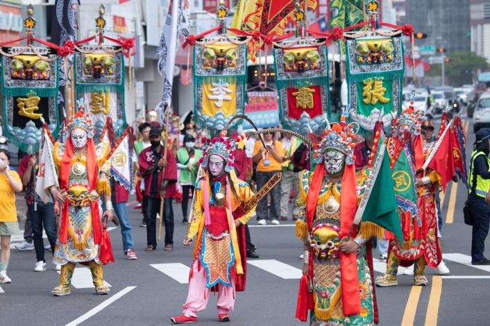 「臺中中都元帥殿法元壇五營將」表演形式包含各營神將的特色動作與陣法變化，並配合五色旗幟的視覺效果，充分展現閩南五營信仰的武陣精神。（國立傳統藝術中心提供）