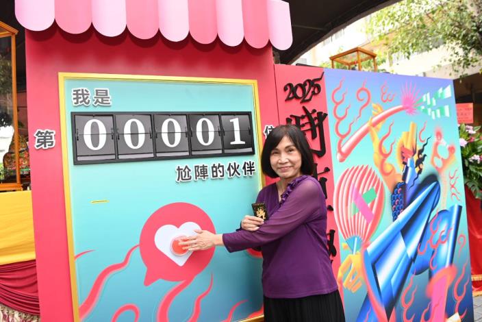 活動特別規劃全臺首創「鬥陣卡牌機」，民眾可蒐集參演團隊專屬卡牌並領取小禮物。（國立傳統藝術中心提供）