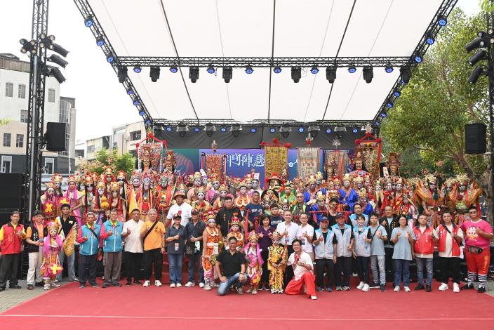 十團家將、百餘位將爺齊聚「2025鬥陣趣」開幕式，與國立傳統藝術中心主任陳悅宜 (第二排右11)、副主任梁晋誌 (第二排右10)、主任秘書賴銘仁 (第二排右9)留下珍貴合影，場面壯觀難得。（國立傳統藝術中心提供）