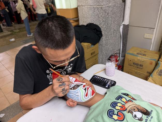 「嘉 酒市集」有吃喝玩樂的豐富活動，民眾還能免費報名參與「揪將玩！文化體驗」，包括AR臉譜、羽扇手作、流體熊彩繪、手工艾草香皂與家將臉譜彩繪等。（國立傳統藝術中心提供）