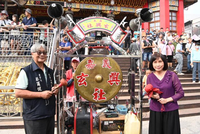 上午迎神踩街活動由國立傳統藝術中心主任陳悅宜(右)與協辦單位九華山地藏庵董事長蔡爾健(左)共同敲鑼揭開序幕。（國立傳統藝術中心提供）