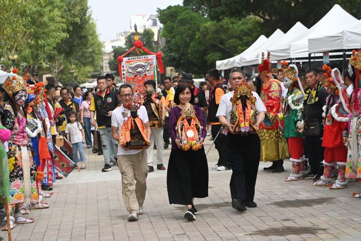 國立傳統藝術中心宜蘭園區文昌祠文昌帝君(中)、綏靖侯嘉邑城隍廟城隍爺(右)、九華山地藏庵地藏王菩薩(左)參與踩街及開幕式活動。（國立傳統藝術中心提供）