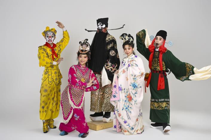 榮興客家採茶劇團演出類型混搭的《仙旅奇緣》。