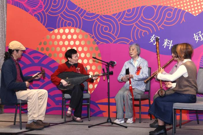 「2025唸歌歡唱．歲末敘暖」邀請資深藝人輪番上臺作綵表演，由華聲南樂社打頭陣帶來雅致又婉約的南管演出。