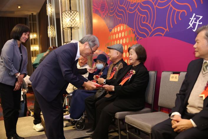 文化部長李遠頒發紅包給亂彈戲國寶藝師彭繡靜