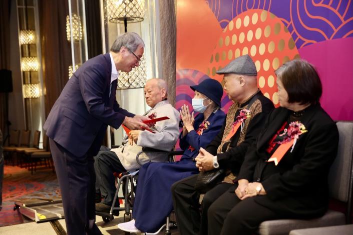 文化部長李遠頒發紅包給歌仔戲國寶藝師廖瓊枝