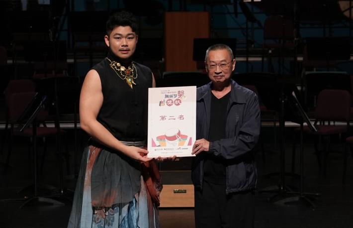 評審團主席蘇文慶頒發第二名予譚楷勳