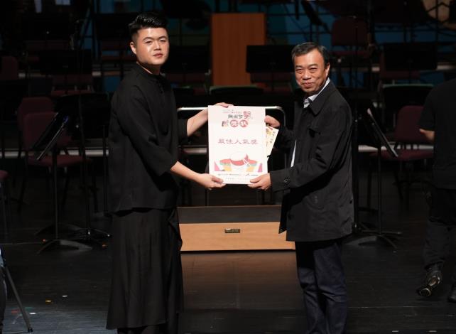 臺灣國樂團團長吳定哲頒發最佳人氣獎予顏挺