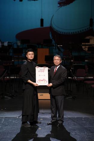 國立傳統藝術中心副主任梁晋誌頒發第一名予顏挺