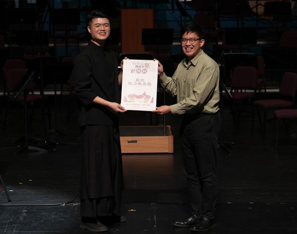 媒體評審委員連士堯頒發最佳魅力舞臺獎予顏挺