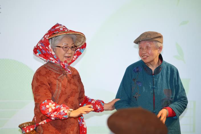 發表會現場邀請六位採錄耆老現場獻唱。圖為林月娥(左)與王菊英(右)。