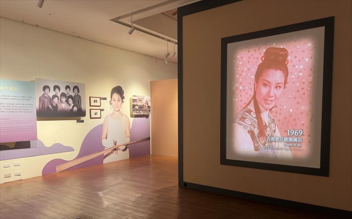 「巨星之路」影片，以超過40張照片貫串起楊麗花從稚童到成為巨星的歷程，以此致敬這一位歌仔戲巨星。