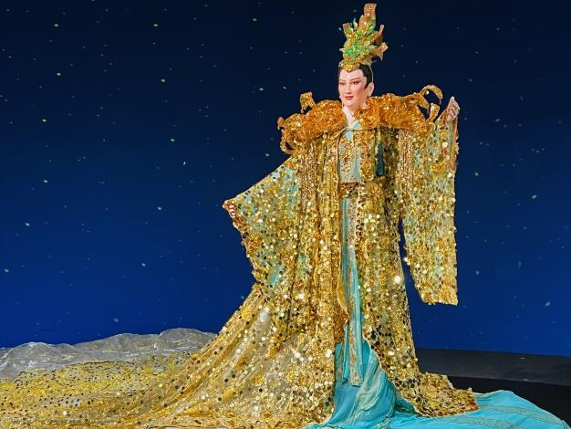 展覽第一件展品為楊麗花2012年《薛丁山與樊梨花》謝幕戲服，由服裝設計名家張叔平手工打造，營造出大氣華麗的氛圍。