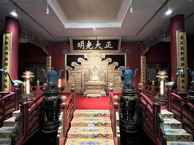 共同主辦單位台視特地出借乾清宮電視布景，其精緻考究的寫實場景，體現楊麗花1979年重返台視後的變革與創新。