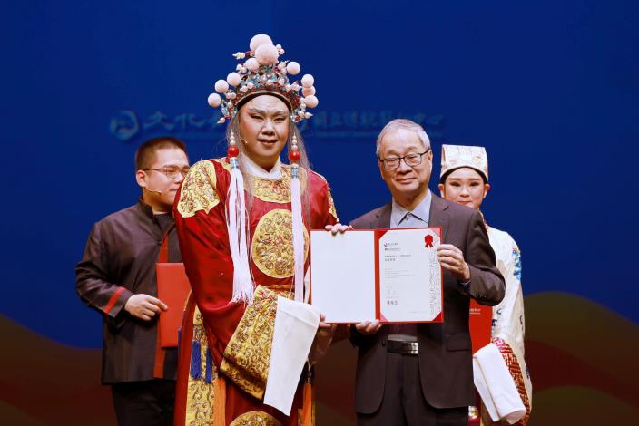 文化部長李遠親授證書予薪傳歌仔戲劇團結業習藝生鄭力榮（左）。