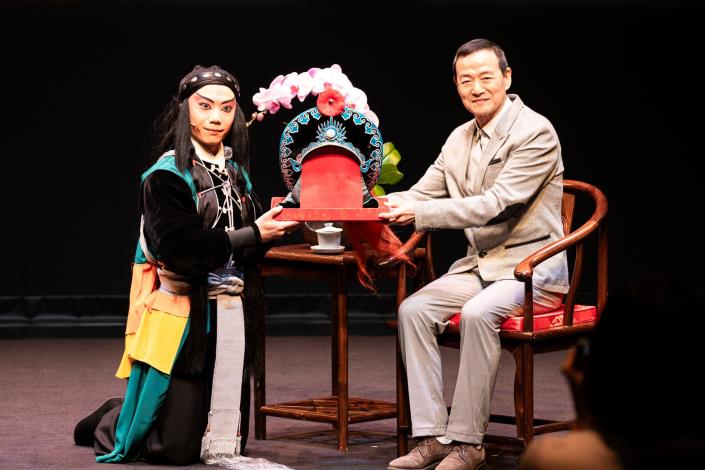 謝師禮-李軒綸獲吳興國藝師頒贈傳承配件。