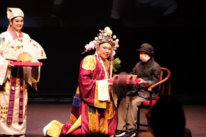 謝師禮-鄭力榮獲廖瓊枝藝師頒贈傳承配件。