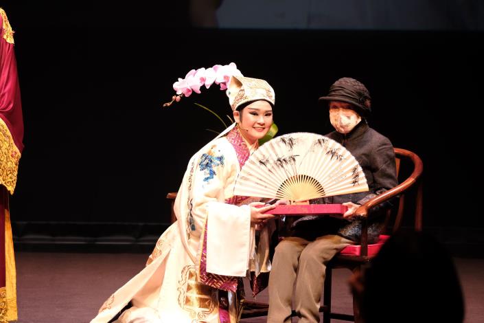 謝師禮-吳妍菲獲廖瓊枝藝師頒贈傳承配件。