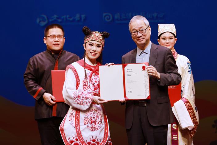 文化部長李遠親授證書予唐美雲歌仔戲團結業習藝生吳宜蓁（左）。 