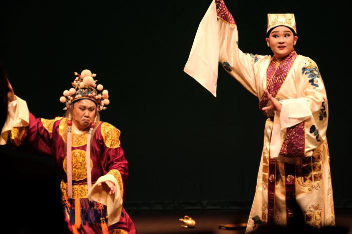 匯演-薪傳歌仔戲劇團結業習藝生鄭力榮(左)、吳妍菲 (右) 。