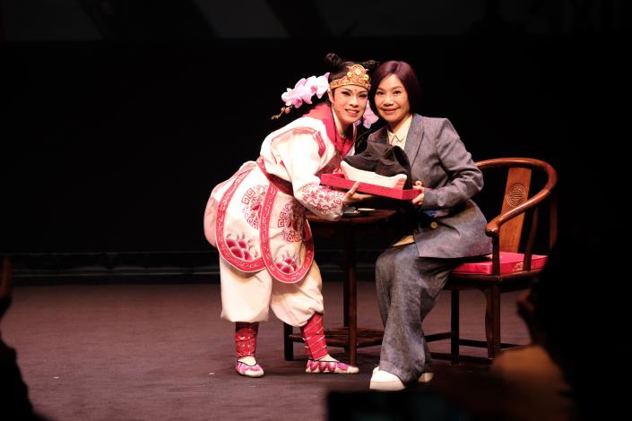 謝師禮-吳宜蓁獲唐美雲藝師頒贈傳承配件。