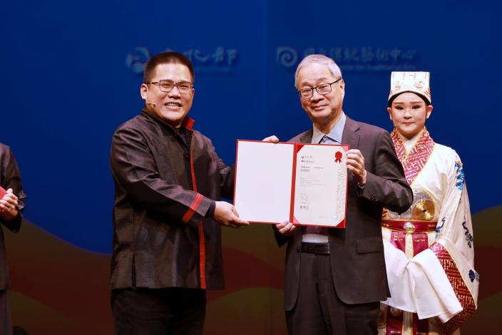 文化部長李遠親授證書予臺北木偶劇團結業習藝生林宸弘（左）。