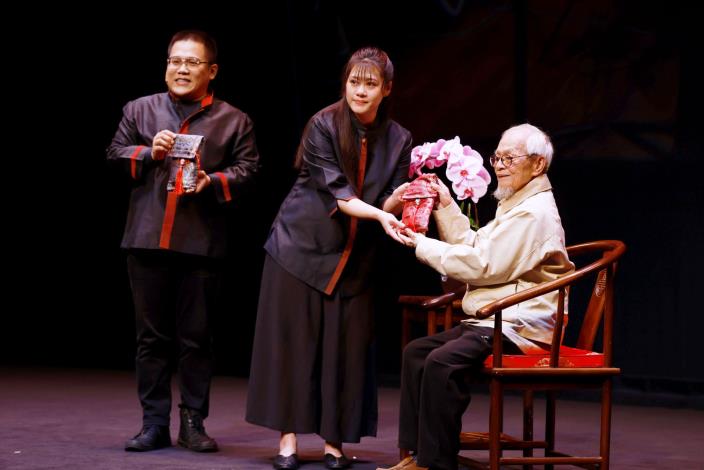 謝師禮-林宸弘（左）、劉士聞（中）獲邱火榮藝師頒贈傳承配件。