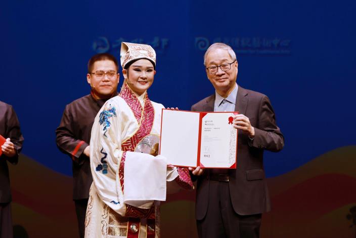 文化部長李遠親授證書予薪傳歌仔戲劇團結業習藝生吳妍菲 （左）。 