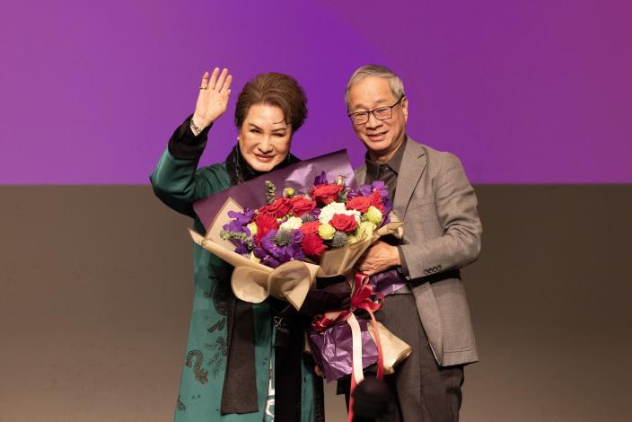文化部長李遠（右）表示他深刻感受到楊麗花對全臺灣的影響力，並特別獻花給楊麗花（左），感謝其一直在創造奇蹟。