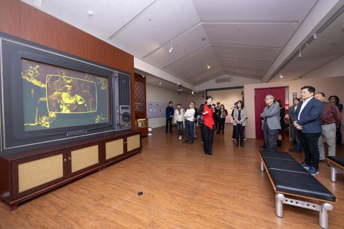 展場設有電視互動裝置播放楊麗花歌仔戲，並擺設椅子，文化部長李遠化身觀眾重溫「吃飯配楊麗花」的回憶。