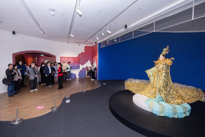 「世紀初戀‧楊麗花」歌仔戲特展入口處展示楊麗花2012年《薛丁山與樊梨花》謝幕戲服，搭配楊麗花親自監製並化妝的仿真人形，大展宏偉氣勢，讓文化部長李遠參觀時驚呼讚嘆。