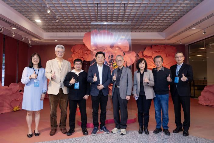 (左起)國家電影及視聽文化中心執行長杜麗琴、公共電視文化事業基金會董事長胡元輝、國家電影及視聽文化中心董事長褚明仁、立法委員陳俊宇、文化部長李遠、國立傳統藝術中心主任陳悅宜、財團法人臺灣歌仔戲推廣基金會董事長林茂賢、臺灣電視公司總經理周法勛。