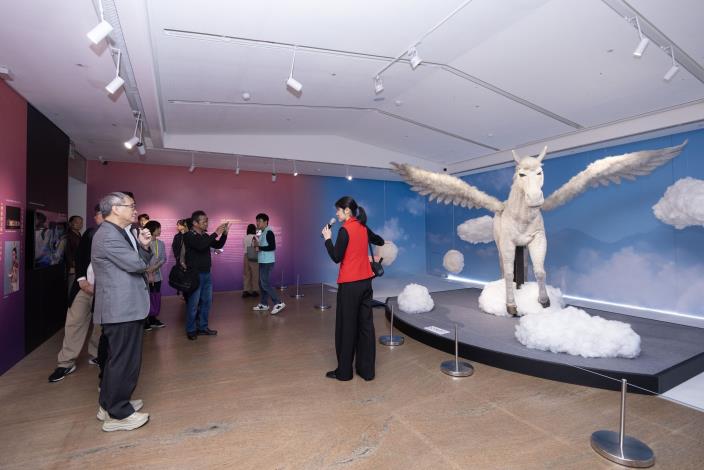 《王文英與竹蘆馬》、《君臣情深》中使用的大型仿真道具進駐展場，文化部長李遠（左1）一睹被戲稱為「得了兩次金鐘獎的白馬」的風采。