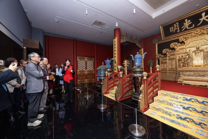 展覽共同主辦單位台視特地出借乾清宮電視布景，文化部長李遠細細品味各處精巧且細膩的作工。