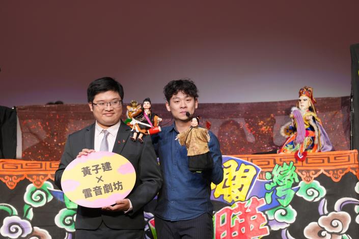 國立傳統藝術中心牽起優選入選者黃子建(左)與雷音劇坊團長陳建霖(右)的合作。