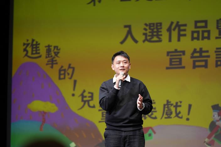 評審委員代表吳岳霖老師介紹徵件與評選概況。