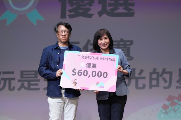 優選入選者李俊寬(左)，由陳主任(右)頒贈入選證書。