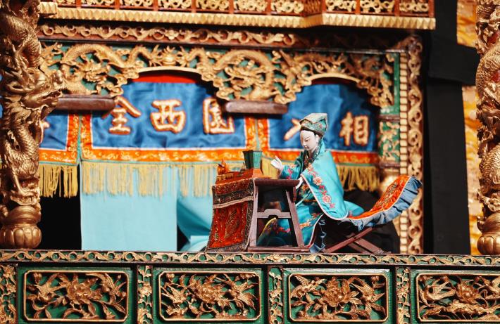 全西園掌中劇團洪啟文演師以精湛細膩的操偶繼續演繹古冊戲《馬鞍山》1