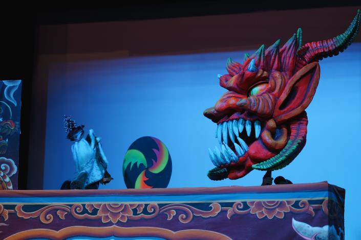 光興閣掌中劇團的《鬼谷第零部》展現出金光戲獨有的金光閃閃、瑞氣千條的熱鬧氣勢2