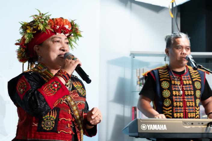 柯美金(左)與魏金漢(右)現場演唱，氣氛熱絡。