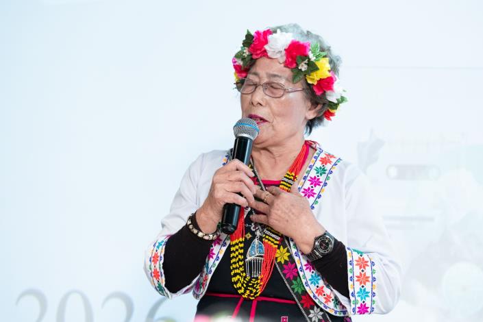 吳花枝以清唱重現第一張原住民黑膠唱片中的歌曲。