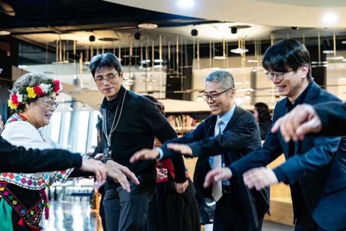 現場來賓圍舞，氣氛熱絡，展現原住民族音樂與生活緊密相連的文化樣貌。